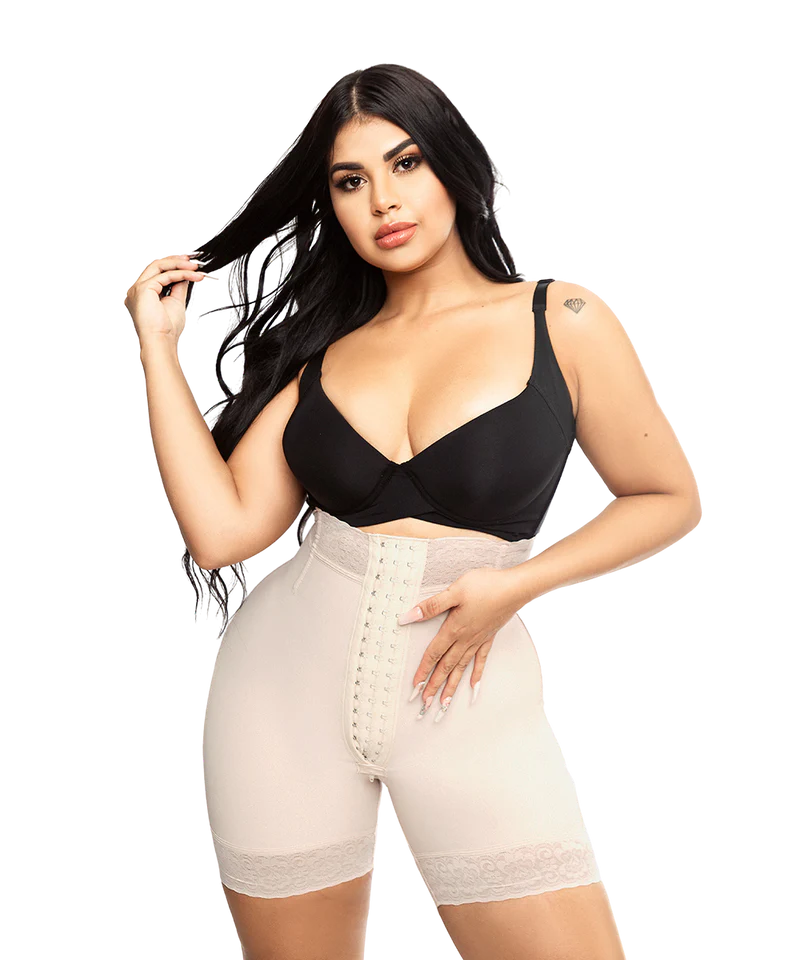 Short faja colombiano strapless tipo reloj de arena con control de abdomen, tiro alto, media pierna, broches de ajuste, varillas flexibles y encaje siliconado antideslizante para una silueta definida.