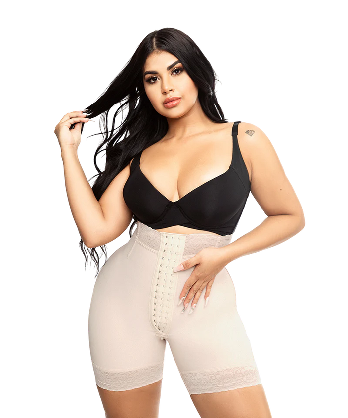 Short faja colombiano strapless tipo reloj de arena con control de abdomen, tiro alto, media pierna, broches de ajuste, varillas flexibles y encaje siliconado antideslizante para una silueta definida.